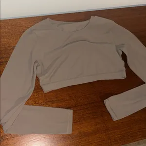 Aritzia BUTTER Mobility Longsleeve Crop Top - workout top in nomad Taupe size M thumbnail 5