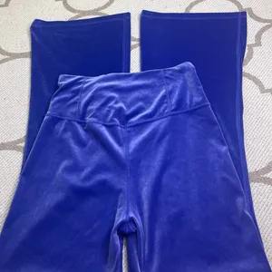 Athleta Elation Velvet Flare Pants Purple Size Medium 32” Inseam High Rise thumbnail 12