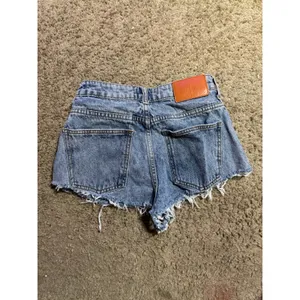 Princess Polly Womens Light Wash Distressed Raw Hem Denim Shorts Blue Size US 2 thumbnail 5
