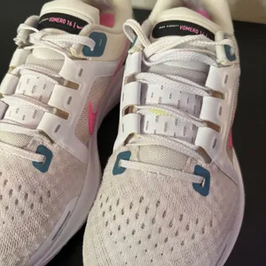 Nike Air Zoom Vomero‎ 16 Womens Size 8 White Pink Running Shoes Athleisure thumbnail 10