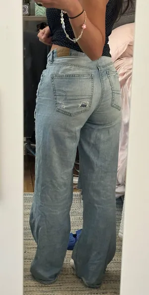 American Eagle Outfitters Light Washed ripped skater jeans thumbnail 2