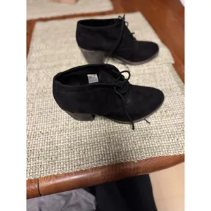 Rocketdog Women's‎ Size 7.5 Black Suede Ankle Heeled Boots thumbnail 2