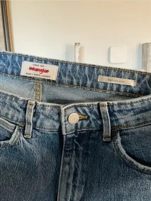 Wrangler Highrise Mom Jeans Size 10/30 Medium Wash 12” Rise 27” Inseam EUC thumbnail 3