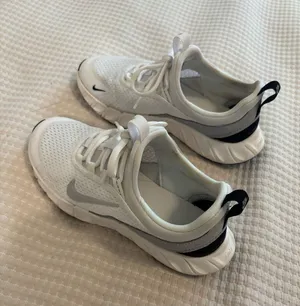 Nike tennis shoes thumbnail 1