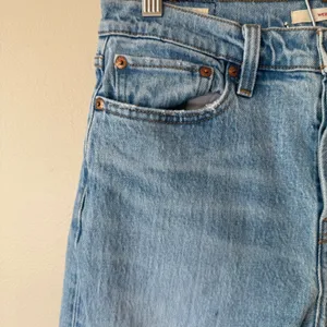 Levi's Premium Wedgie Fit Jeans Women's Size‎ 28 Button Fly High Rise Light Wash thumbnail 2