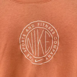 Nike Women's Size XS Femme Crew Jumper Terra Blush Pink Tan Loungewear Active thumbnail 3