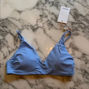 NWT Quince Women's Clear Blue Sky V Neck Bikini Top Sz M - Sold out online thumbnail 5