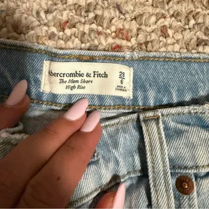 Abercrombie & Fitch The Mom Short High Rise Light Wash- Size 6 (28) thumbnail 6