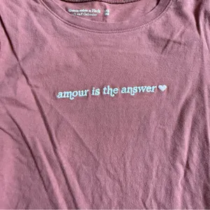 Abercrombie & Fitch Mauve Amour Is The Answer Graphic T-Shirt 100% Cotton XXS thumbnail 2