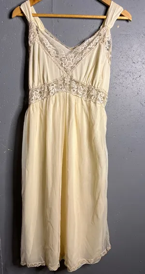 Vintage nightgown with lace detailing in size Small thumbnail 1