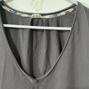 POL Deep V-Neck Pleated Short Sleeve Top Charcoal Gray Relaxed Fit Sz S Boho Tee thumbnail 2