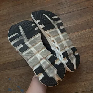 On Cloud Running Shoes thumbnail 5