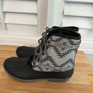 Simply Southern Gray And Black Aztec Print Duck Boot Size 7‎ thumbnail 2