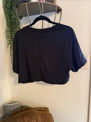 Lululemon Cropped Black Tee thumbnail 3
