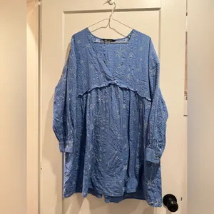 Zara Embroidered Blue Floral Oversized‎ Mini Dress - Size Medium thumbnail 5
