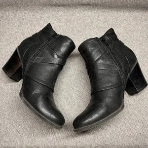 Bare‎ Traps Launa Black Faux Leather Buckle Ankle Boots Women's Size 6M thumbnail 5