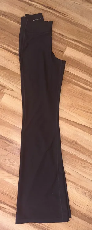 Old Navy Active Extra High-Rise Flare Leggings thumbnail 1