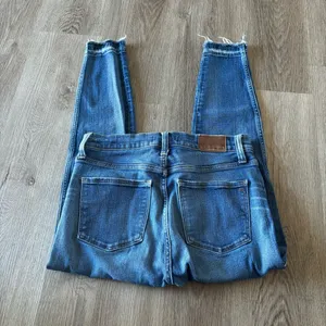 Madewell 9" Mid-Rise Skinny Jeans in York Wash: Rip and Repair Edition thumbnail 6