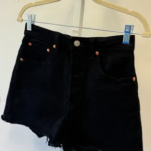 Levis Premium Ribcage Shorts Button Fly W27 Black High Rise Raw Hem Denim thumbnail 3