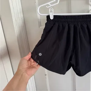 Lululemon On‎ The Fly black shorts size 4 Tall thumbnail 7