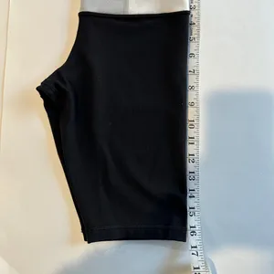 Lululemon‎ Reverse Groove Short - Size 4 Tall. thumbnail 6