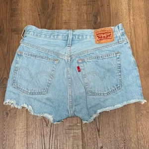 Levis 501 Original High Rise Cutoff Denim Shorts‎ Light Wash Blue 56327-0113 W27 thumbnail 2