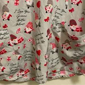 Prints By Maevn Womens Scrub Top M Medium 40” Gnomes Hearts Love Valentines thumbnail 3