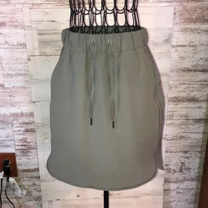 Lululemon Athletica Green On The Fly Woven Skirt size 4 olive green skirt​​​ thumbnail 3