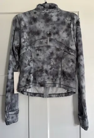 Lululemon Size 10 Define Cropped Nulu Jacket  thumbnail 3