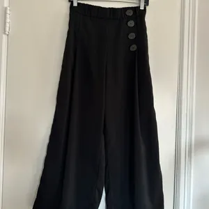 Zara Sz: M Black Wide Leg Cropped Pull On Sailor Pant Large Button Accent thumbnail 2