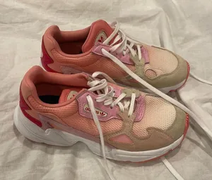 Woman’s Adidas Torsion sneakers thumbnail 1