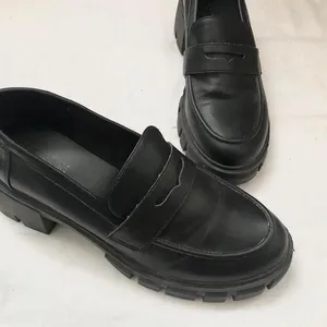 Y2K Black chunky platform schoolgirl preppy minimalist goth grunge loafers oxfords office siren core 2" heels-Size 9M thumbnail 2