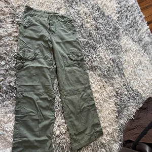 American Eagle Wide-Leg Green Cargo Pant thumbnail 2