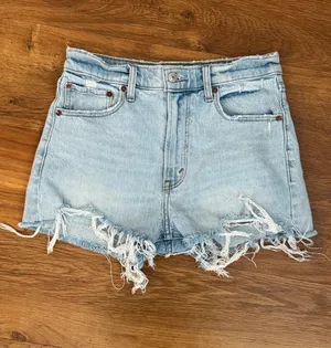 Abercrombie The Mom High Rise Denim Shorts thumbnail 4