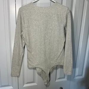 Abercrombie Long-Sleeve Cotton-Blend Seamless Fabric Crew Bodysuit Light Gray‎ L thumbnail 5