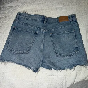 Zara denim shorts size 8 thumbnail 2
