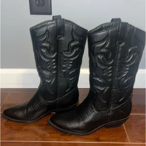black cowgirl boots Size 5.5 thumbnail 1