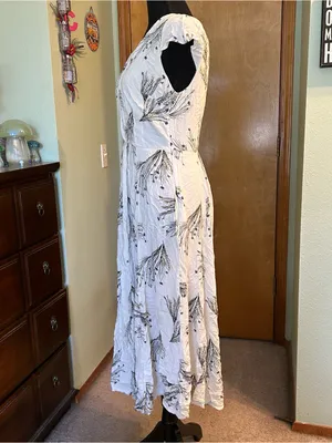 Free People white with floral print deep v-neck midi dress cap sleeves size 8 thumbnail 4