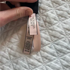 Victoria’s Secret Black No-Wire 32D Bra thumbnail 3