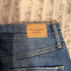 Abercrombie & Fitch High Rise Denim Cut Off Shorts Medium Wash Size 2 W26 thumbnail 5