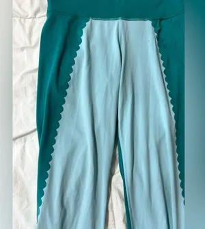 Aerie cropped length leggings scallop design thumbnail 1