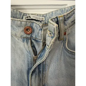 Zara Womens Light Wash High Waisted Wide Leg baggy Raw Hem Denim Jeans Size 6 thumbnail 9