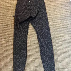Lululemon Women's Black Patterned Leggings thumbnail 2