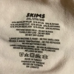 SKIMS Everyday Sculpting Scoop Neck Bodysuit thumbnail 5