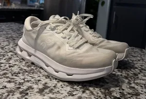 On Cloud Shoes thumbnail 1