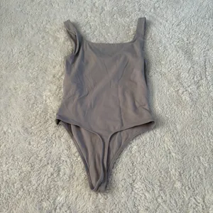 Aritzia Babaton Contour Cropped Women S Preppy College Minimalist Basic Chic thumbnail 2