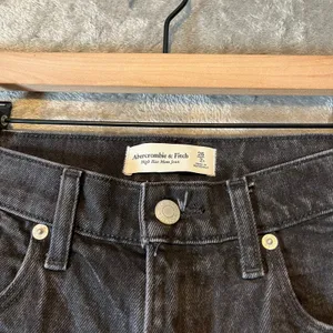 Abercrombie & Fitch High Rise Mom Jeans Size 26 Regular‎ Black Distressed thumbnail 4