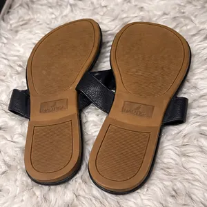 ✨ Nautica Sandals – Women’s Size 7 ✨ Stylish black Nautica thong sandals 🖤 Perfect for everyday wear with a clean, classic look 👡✨ ✔️ Brand: Nautica ✔️ Size: 7 (Women’s) ✔️ Comfortable flat sole ✔️ Slip-on style ✔️ Lightly used, in good condition 💖 Perfect for casual outfits, beach days, or summer outings 💖 Easy to pair with dresses, jeans, or shorts ✨ Simple, comfy, and ready for a new home thumbnail 6