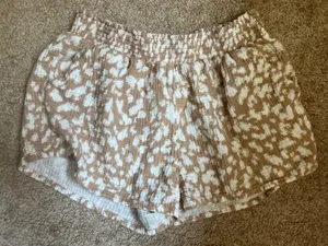 Womens Tan & White Gauze Shorts‎ Smocked Waist Casual Size XL thumbnail 1