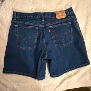 Late Y2K / Early 2000s Vintage Levi's 550 Relaxed Fit Jorts. Woman December 2006 thumbnail 10